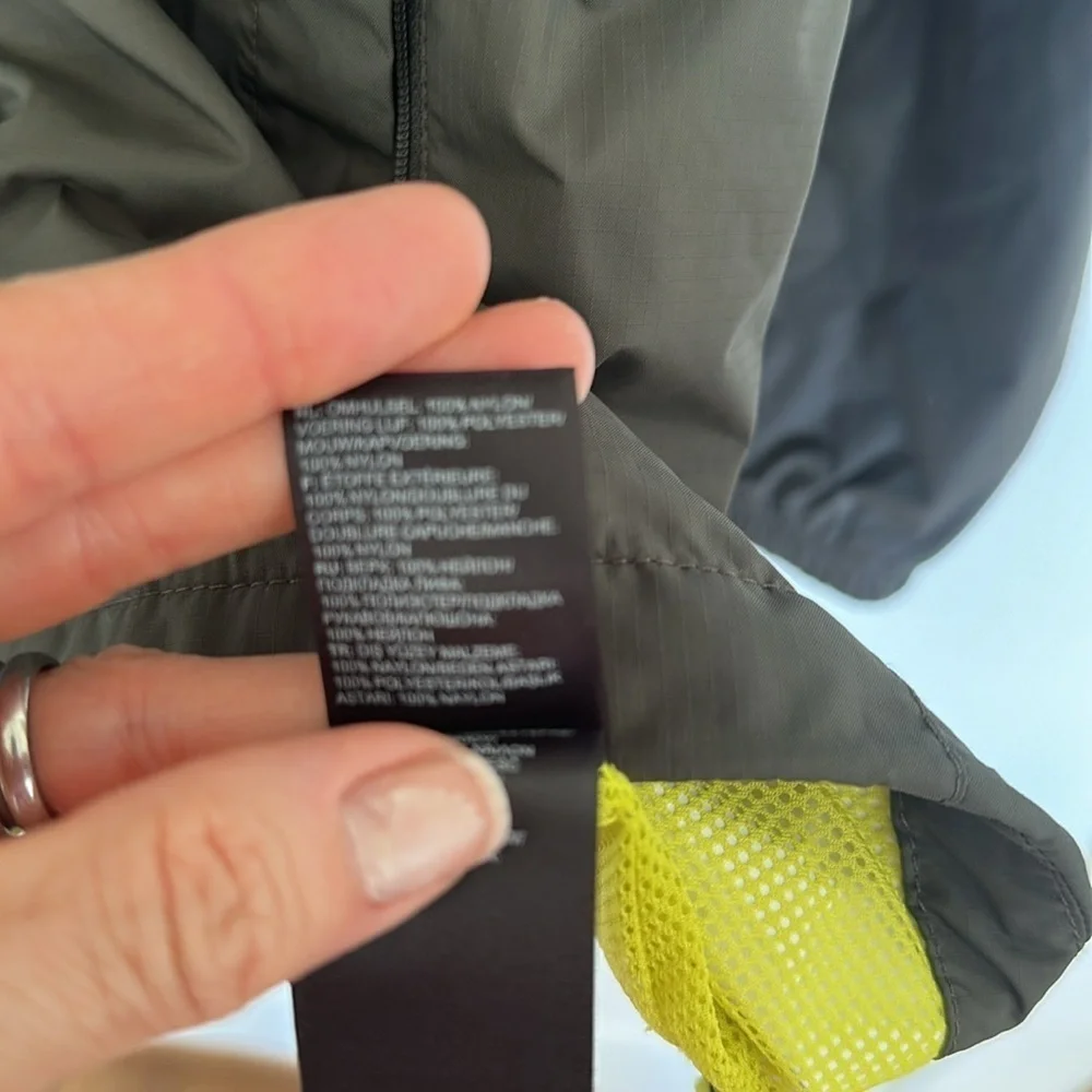 EUC The North Face Resolve Windbreaker Rain Hooded Men's Jacket Zip size medium